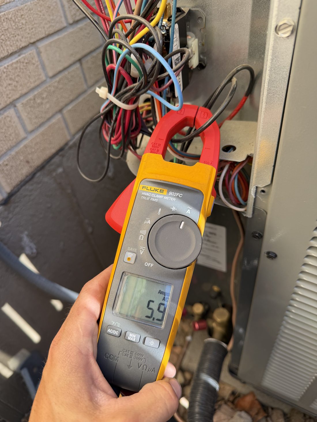 Measuring compressor amp draw with a clamp meter during an AC diagnosis